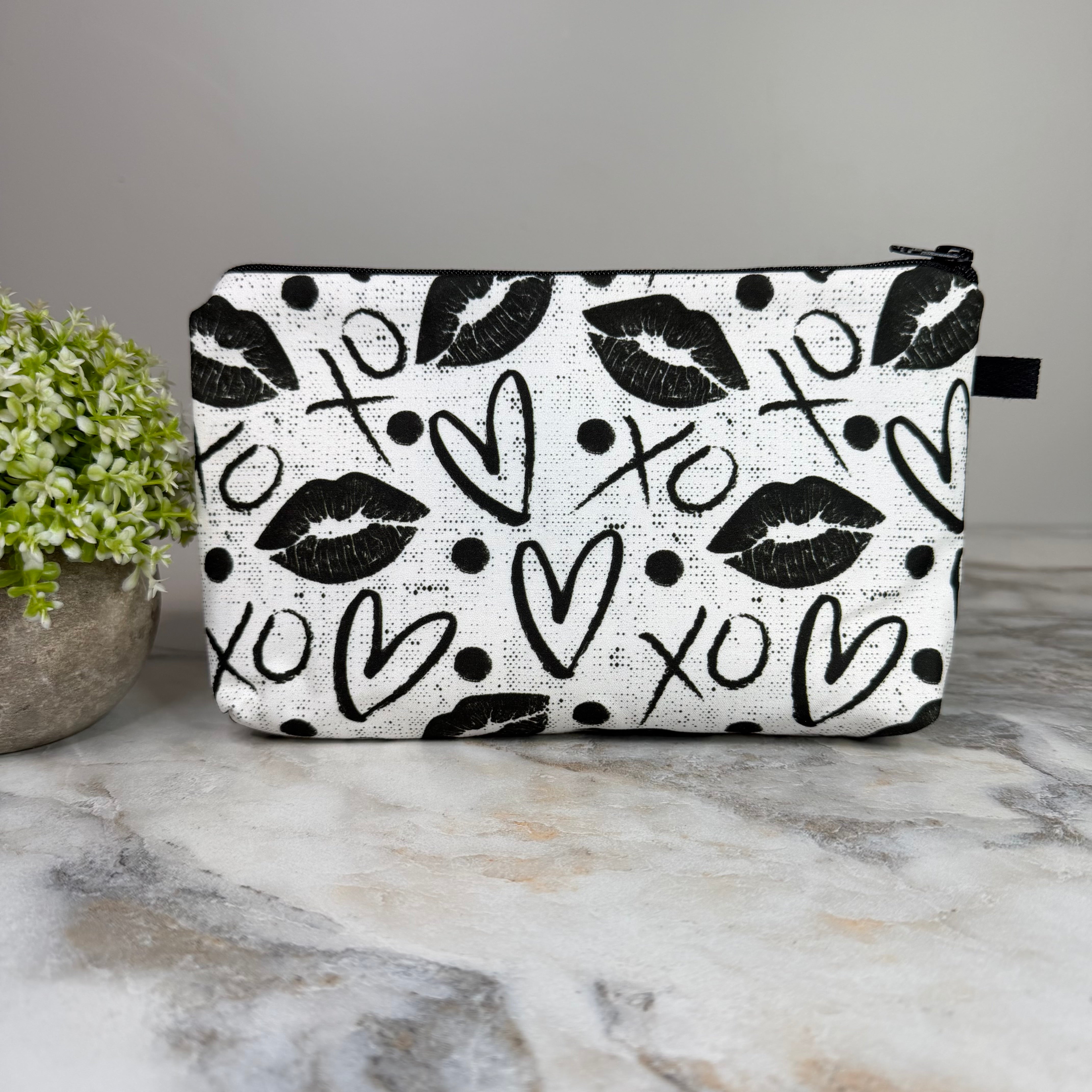 Pouch - Heart XO Lips